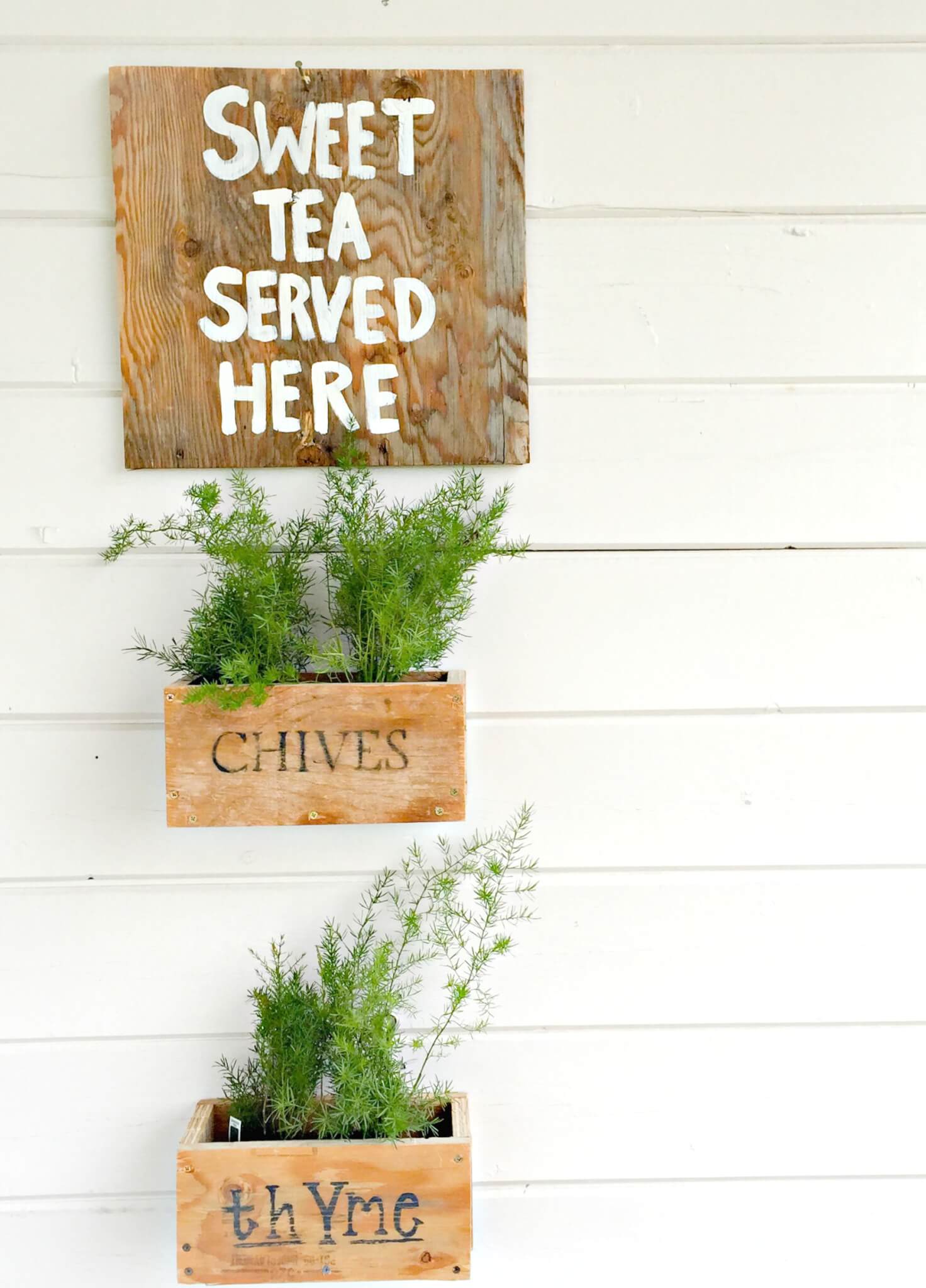 DIY hanging planter boxes. They are so much easier thank you think! | Twelveonmain.com
