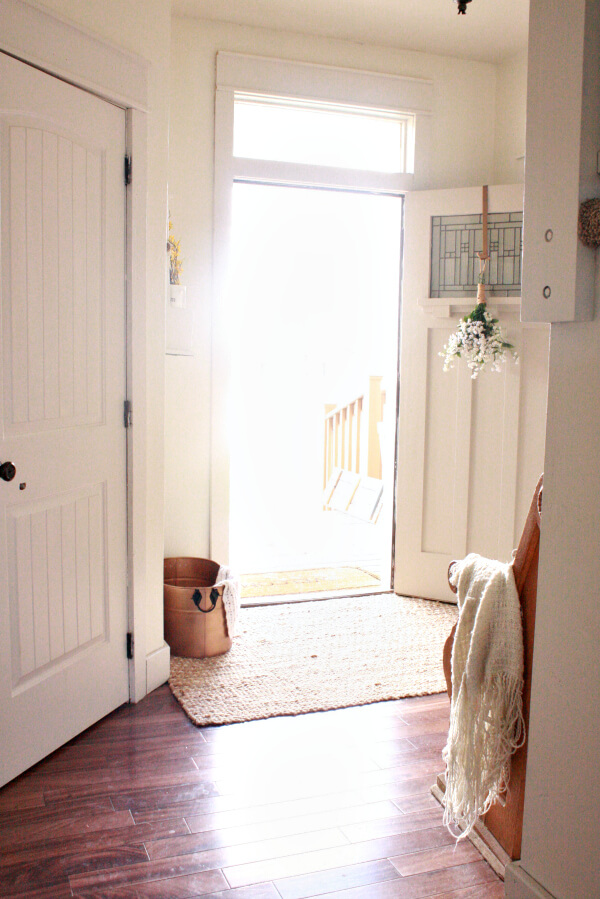 Welcome to my farmhouse spring home tour. Tons of rustic farmhouse goodness.