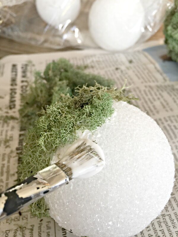 Make decorative moss balls for spring. They're so easy! | Twelveonmain.com