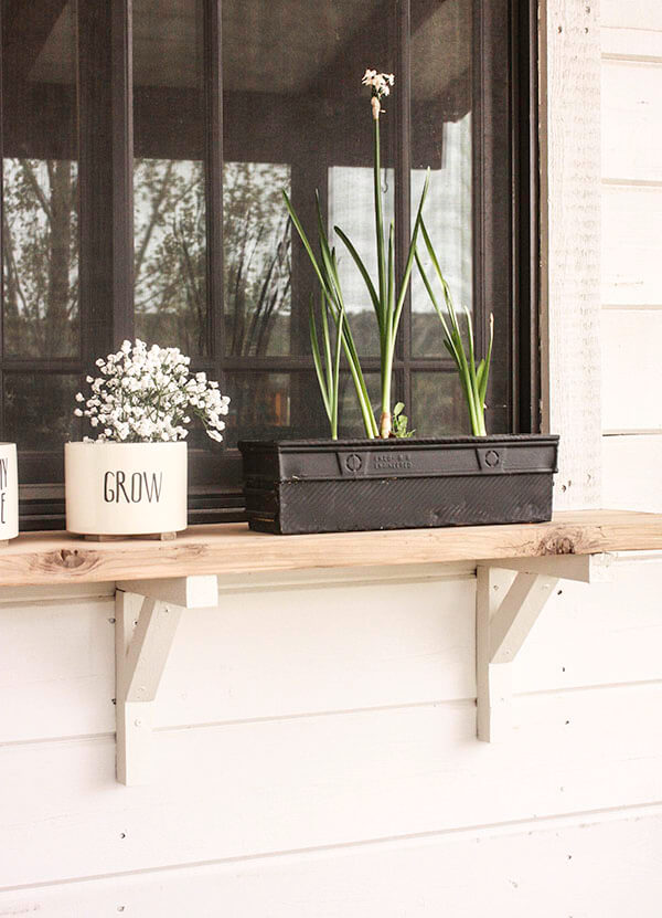 How to build these amazing farmhouse exterior window shelves.  I cannot wait to use this!
