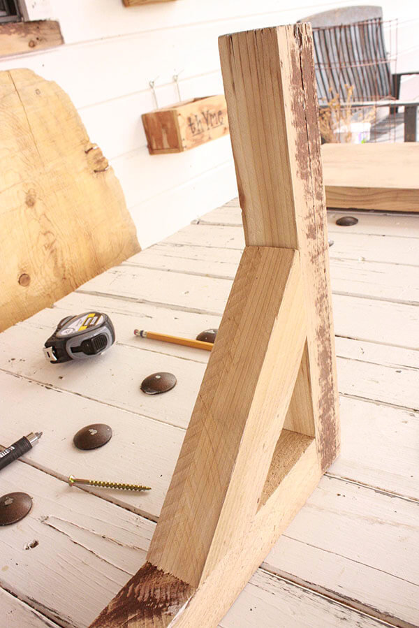How to build these amazing farmhouse exterior window shelves.  I cannot wait to use this!