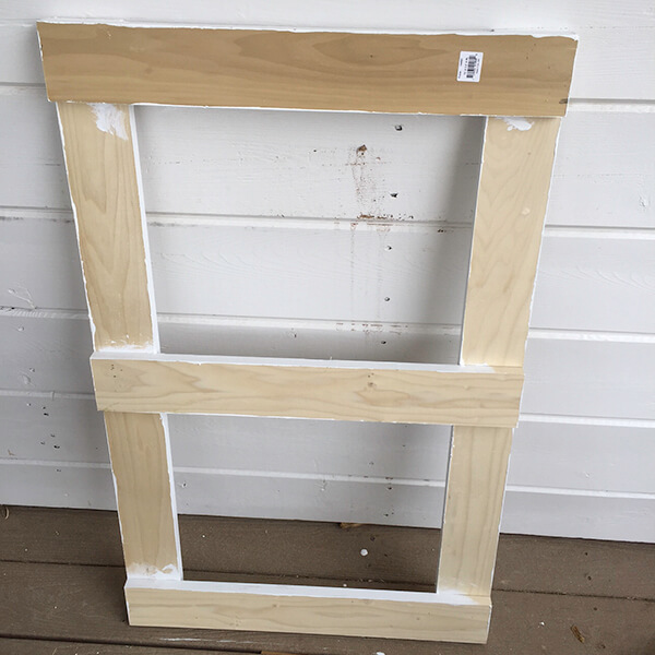 This DIY farmhouse style wall planter is so easy! You've got to check this out.