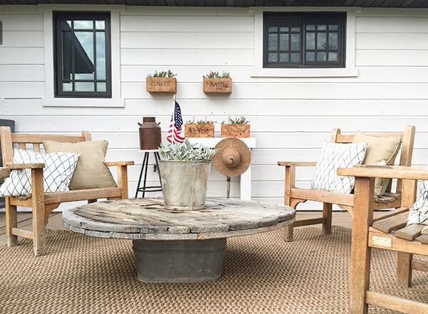 This farmhouse outdoor garden tour is amazing. So much eye candy. 