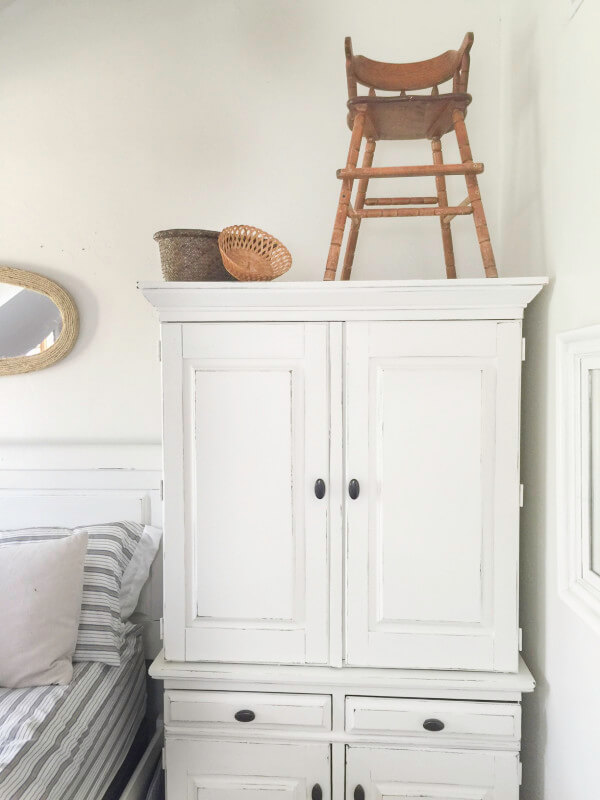 Check out this summer farmhouse home tour. It is the bees knees!