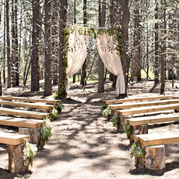 I love themed weddings. This outdoor woodland themed wedding is amazing. You must see all the sweet details!