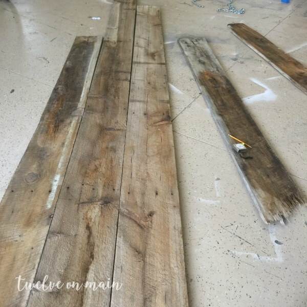 This tutorial on how to make a simple barn door is so easy!  I love the idea of using it as a backdrop!