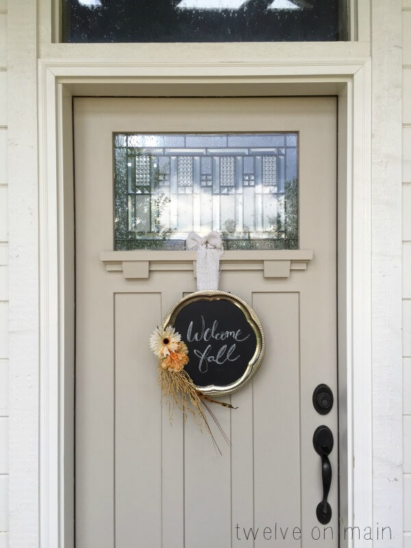 Are you looking for an easy fall wreath? This chalkboard fall wreath is so original and easy to make as well!