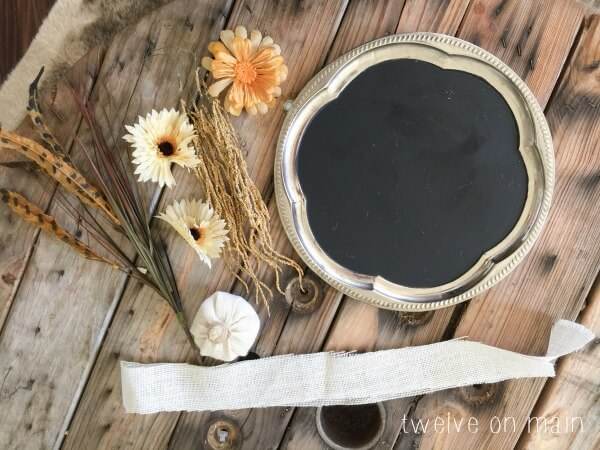 Chalkboard-Style Fall Wreath | Easy Fall Door Decorations You Can DIY on a Budget | fall door decorations | fall door wreath