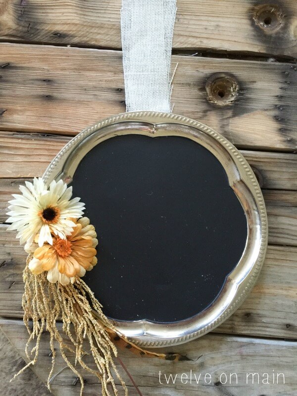 Are you looking for an easy fall wreath? This chalkboard fall wreath is so original and easy to make as well!