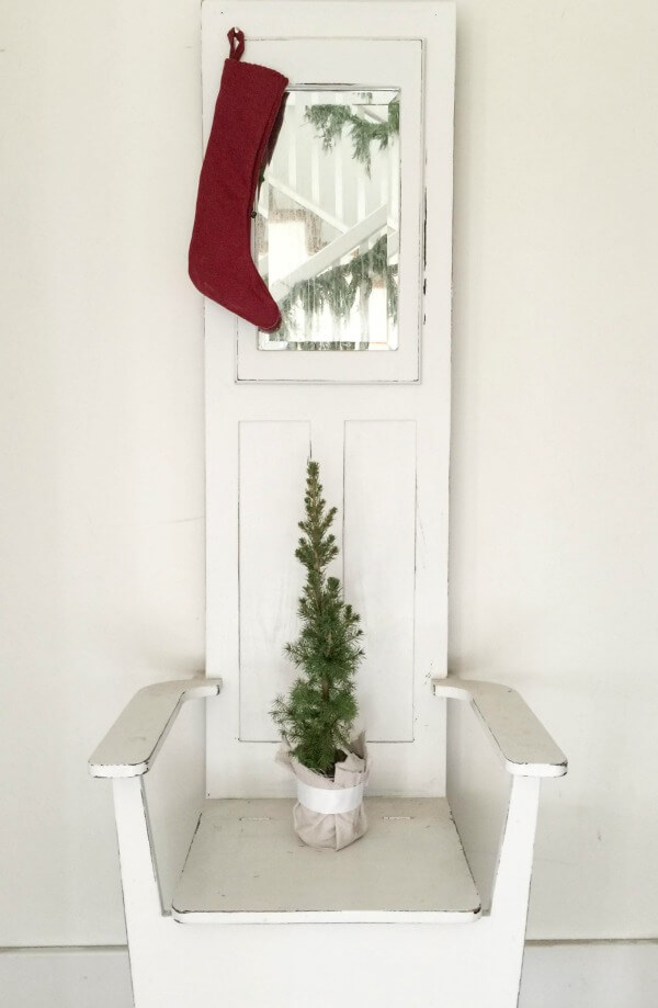Are you a fan of farmhouse style? Check out this farmhouse Christmas Home Tour. It is so amazing! The Christmas tree is so beautiful.