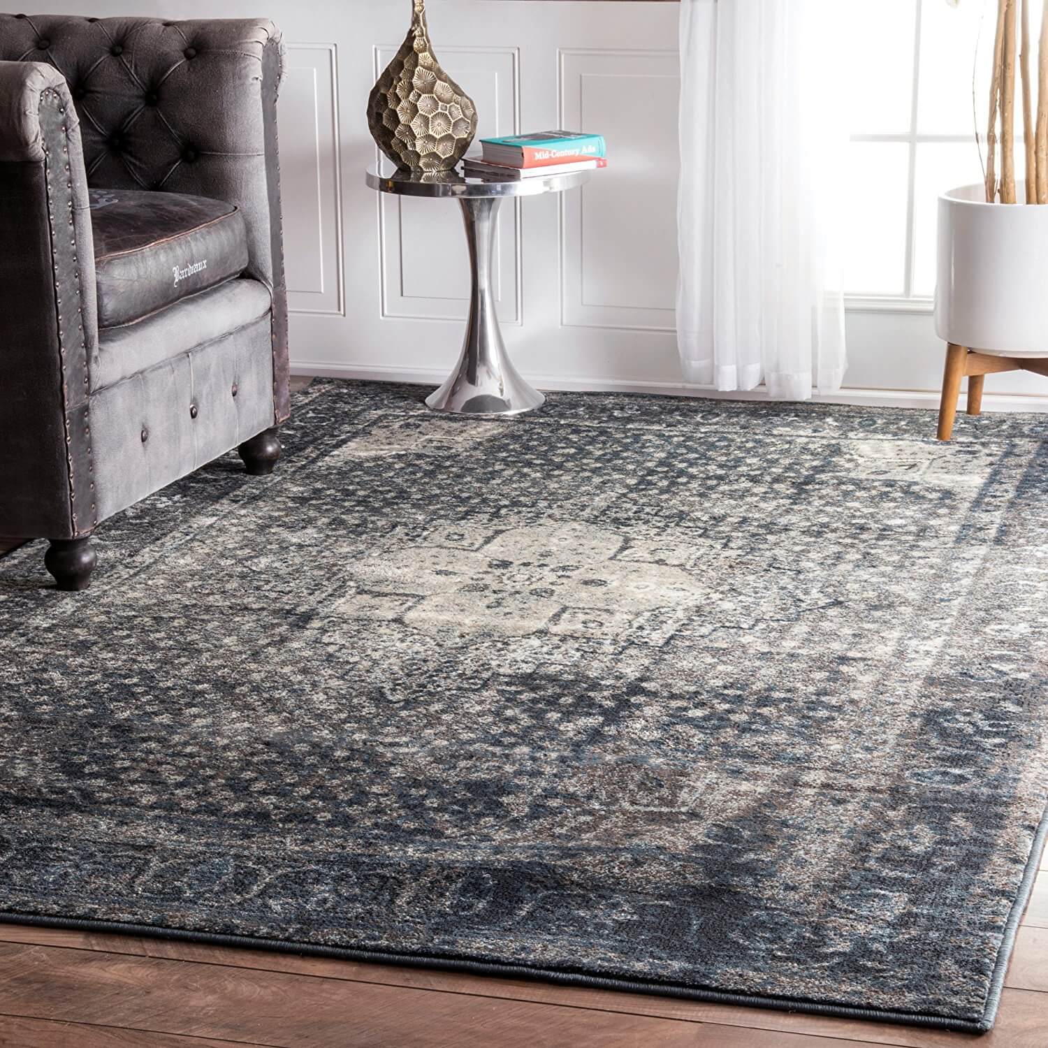 Helpful tips to help you find the perfect farmhouse style rug for your home!