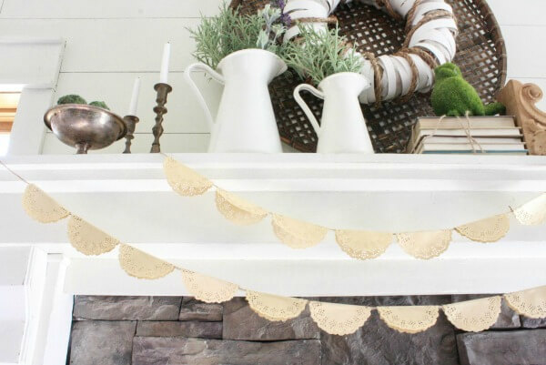 Do you have 10 minutes? Well, then you have enough time to make these simple and easy DIY doily garland! Its a quick and easy DIY project!