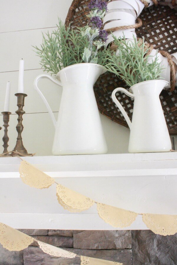 Do you have 10 minutes? Well, then you have enough time to make these simple and easy DIY doily garland! Its a quick and easy DIY project!