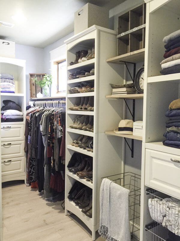 organized-farmhouse-style-closet5-e1496293912249.jpg