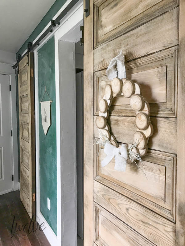 Make a wreath with wood slices for a touch or rustic decor for fall or any time of year