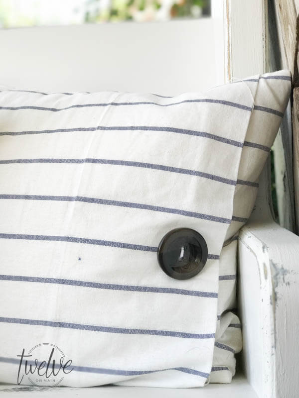 The ultimate guide to farmhouse pillows using IKEA tea towels 4 different ways! Can you believe it? The best collection I have seen!