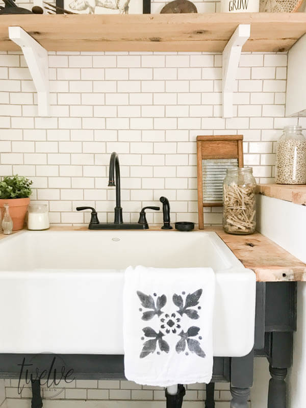 How to choose a kitchen backsplash. From ceramic and porcelain to wood and metal there are so many different options available.