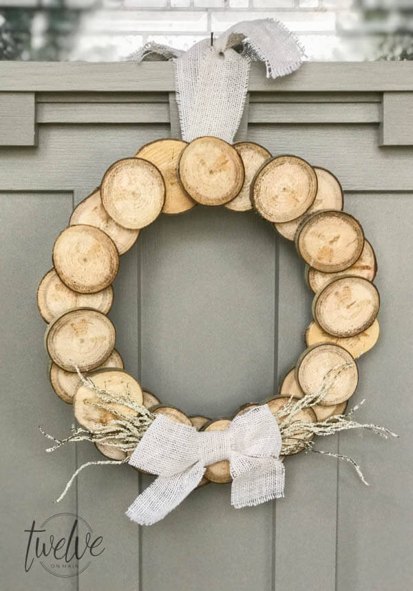 Wood Slice Wreath | Breathtakingly Rustic Homemade Christmas Decorations