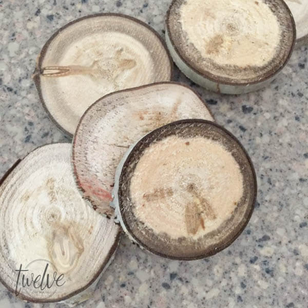 I love this easy DIY wood slice wreath! With its rustic wood detail and neutral farmhouse style its perfect for any space! These are so easy to make and they can look great for fall, or any time of year! Make one for yourself!