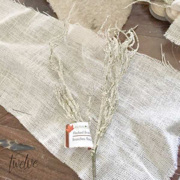 I love this easy DIY wood slice wreath! With its rustic wood detail and neutral farmhouse style its perfect for any space! These are so easy to make and they can look great for fall, or any time of year! Make one for yourself!