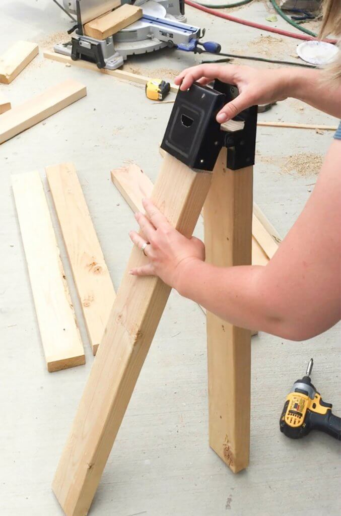 Easy DIY wooden saw horse table