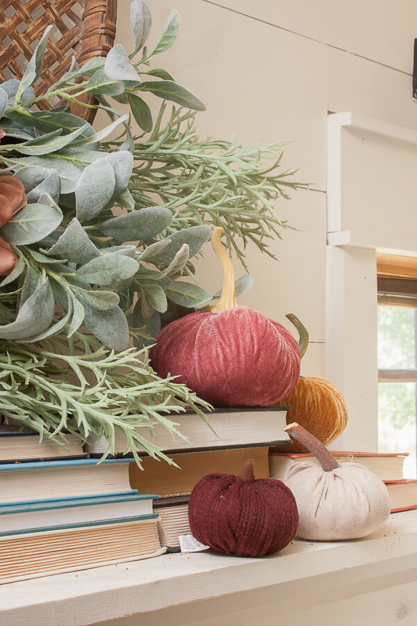 Love the combination of these colors for fall! Such pretty fall mantel decoration
