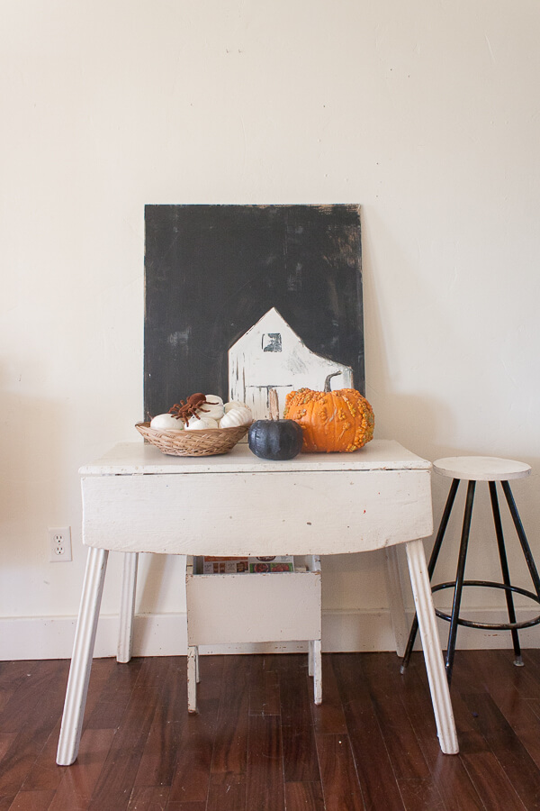 Easy chic and stylish Halloween home decor. I love adding simple Halloween decor to my home.