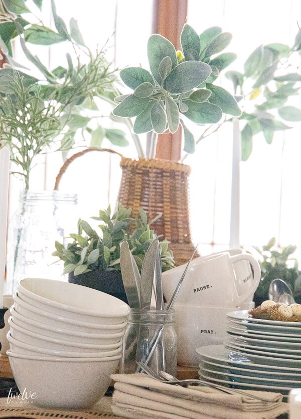 A super laid back and stylish spring tablescape that makes entertaining so easy! 