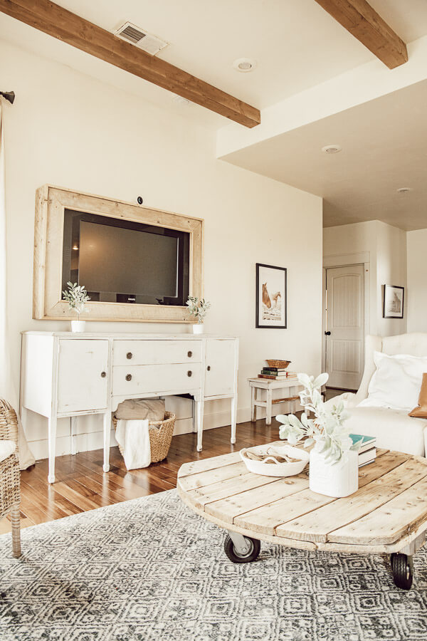 Beautiful spring living room, simple decorated with greenery and a new rug from Mohawk