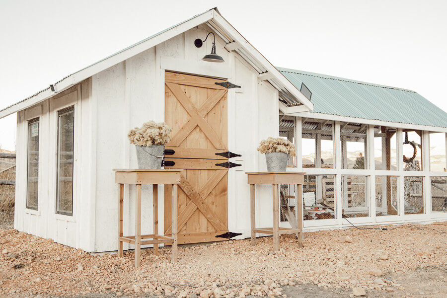 Gorgeous chicken coop DIY! Love all the features of this chicken coop design!