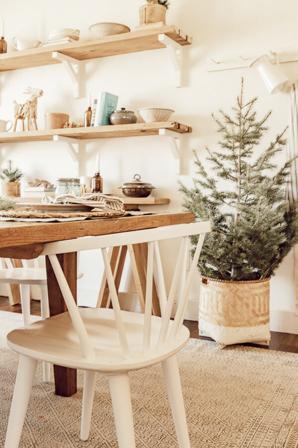 Oodles of cozy Christmas decor ideas including cozy dining room decor, Scandinavian inspired Christmas ideas and so much more!