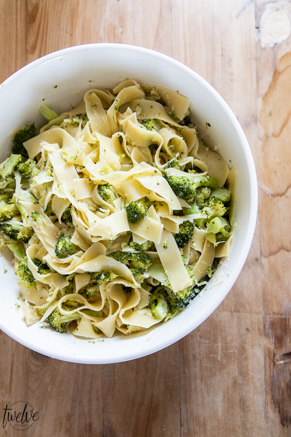 5 ingredient pasta? No way! Yes this is one of our families favorite meals! This broccoli pasta is so easy to make, only uses 5 ingredients and tastes so good!