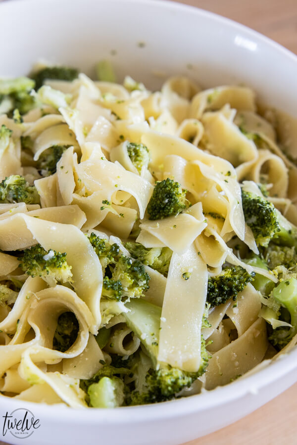 Over 40 easy pasta dinner ideas and recipes that are perfect for busy weeknights or slow weekend evenings.  Get these these pasta recipes now