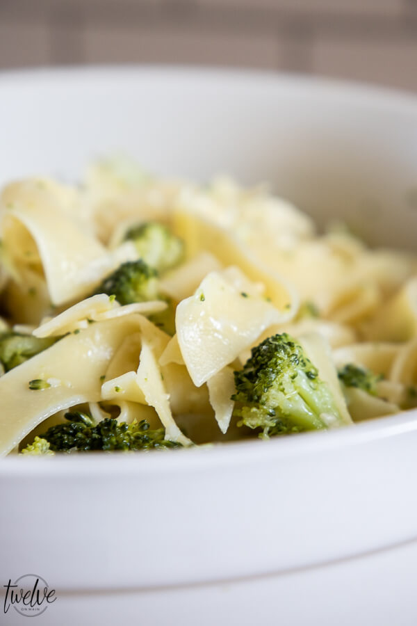 5 ingredient pasta? No way! Yes this is one of our families favorite meals! This broccoli pasta is so easy to make, only uses 5 ingredients and tastes so good!