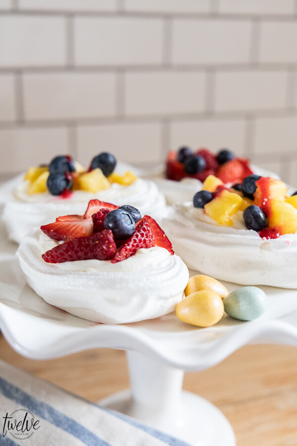 What do you think of these gorgeous mini pavlova Easter egg desserts? Try these as an Easter dessert this year! They are so easy to make and are so delicious!