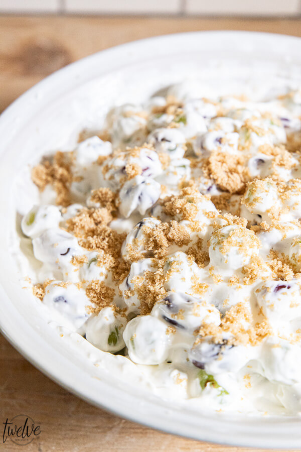 Make this easy fresh grape salad this weekend! This is a 5 ingredient recipe that you will not want to pass up. Its so easy to make and tastes amazing!! Plus, all the ingredients are easy and accessible!