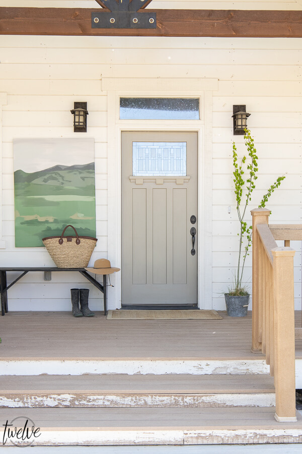How to use artwork in your front porch decor! Get tons of front porch decor tips and ideas. Decorating does not have to be expensive or complicated!