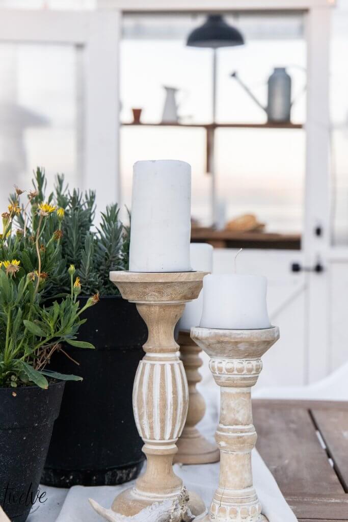 Gorgeous outdoor centerpiece using simple elements from home and fro the garden.