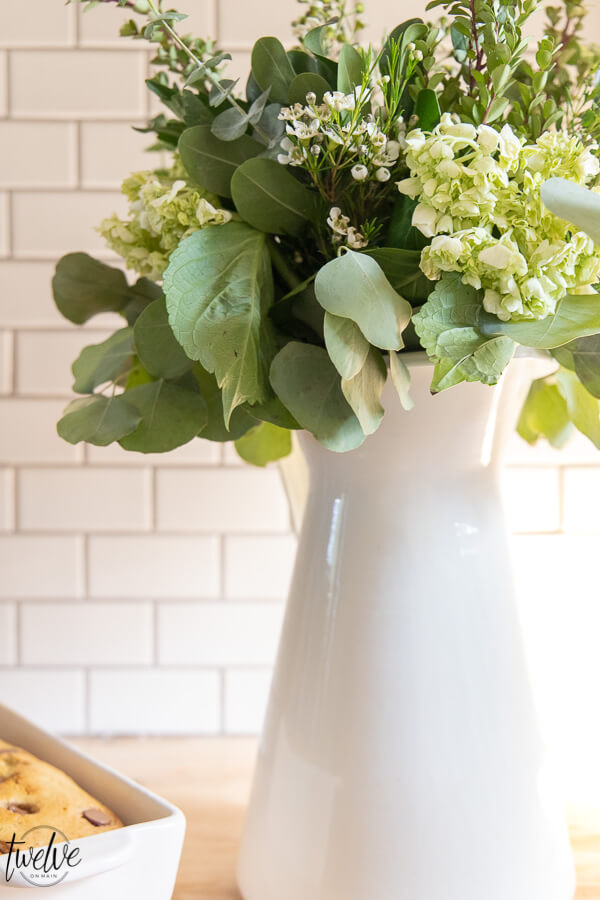 Gorgeous grocery store flower arrangement ideas that will have you running to the store to grab some flowers and brighten your day!