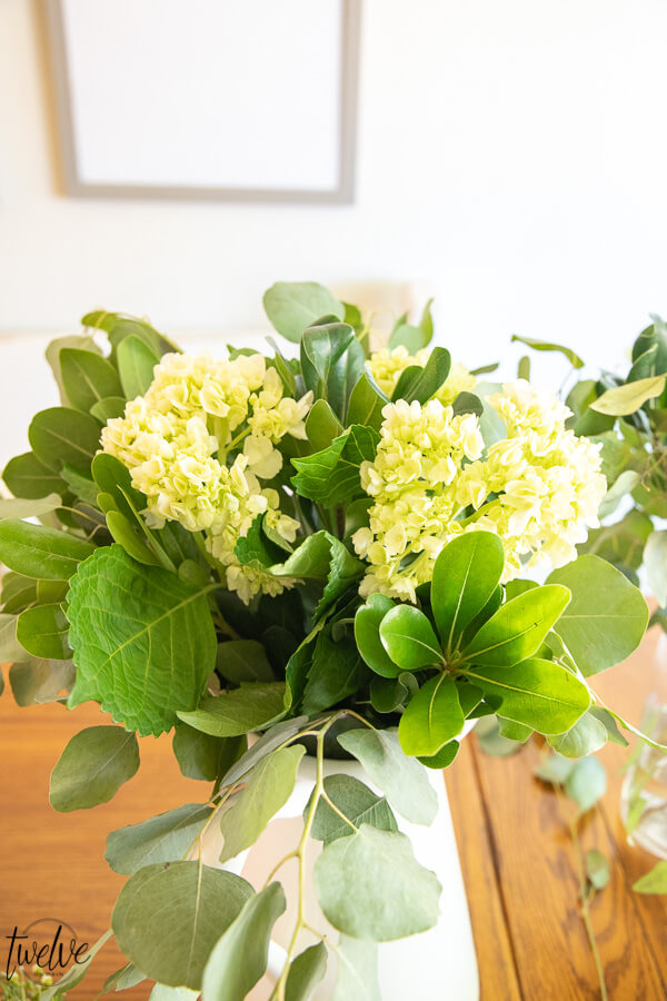 Gorgeous grocery store flower arrangement ideas that will have you running to the store to grab some flowers and brighten your day!