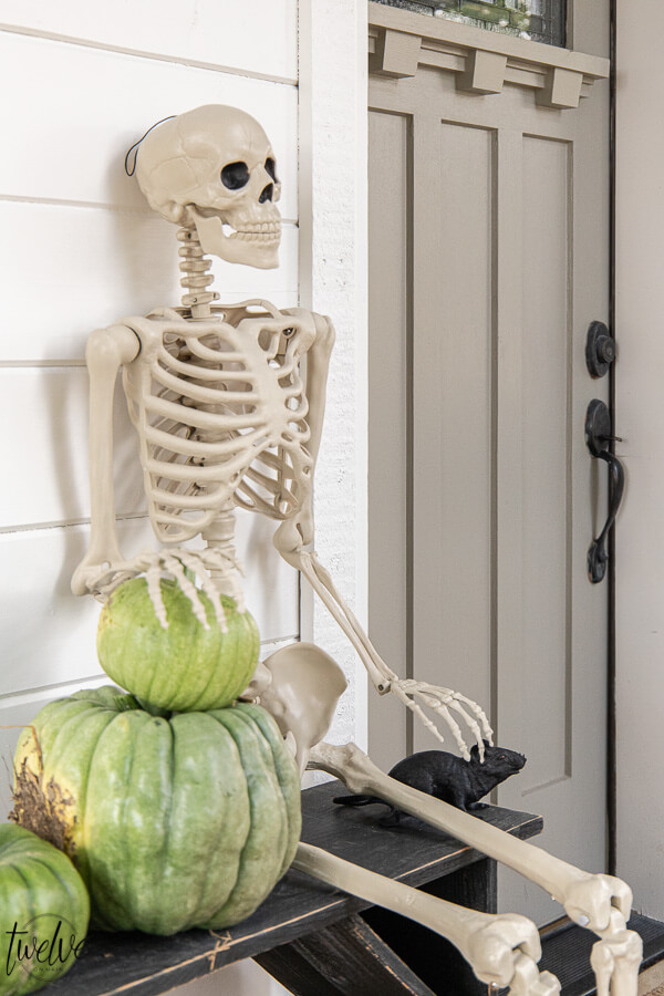 Minimal, fun and affordable Halloween porch ideas!  Easy ways to bring Halloween to your porch without spending a lot of money!