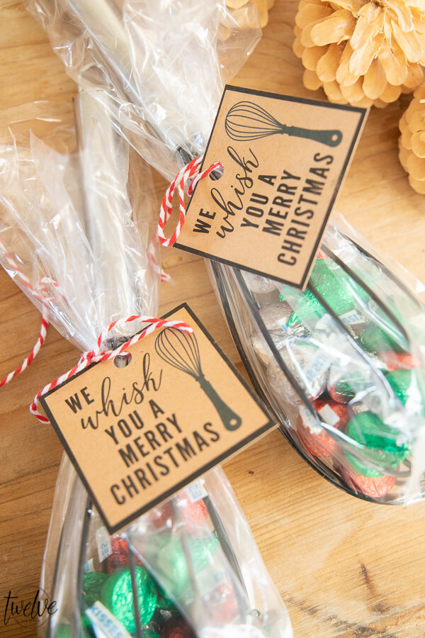 Looking for simple and adorable neighbor Christmas gift ideas? Check these out right here. So many great ideas, and inexpensive too!