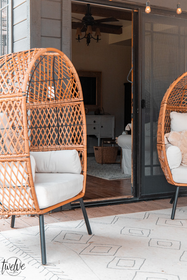 Get this gorgeous egg chair from Walmart as well as the pillows and the rug! Affordable and stylish outdoor furniture ideas, tips and more! I am sharing great backyard patio ideas on the blog and sharing my source for amazing products for less.