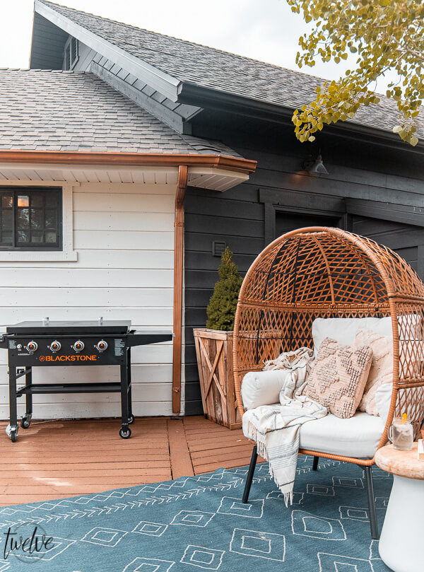 Get this gorgeous egg chair from Walmart as well as the pillows and the rug! Affordable and stylish outdoor furniture ideas, tips and more! I am sharing great backyard patio ideas on the blog and sharing my source for amazing products for less. I got this egg chair, pillows, rug and more at Walmart! Our new Blackstone griddle is amazing and also from Walmart!