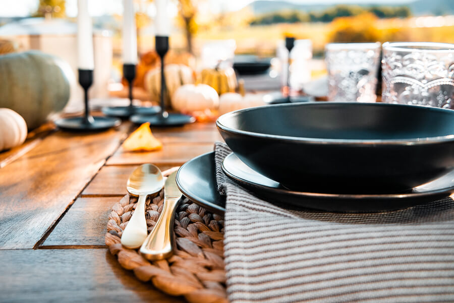 Simple outdoor fall table decor ideas to take your boring table to fabulous and it is so easy and affordable!  Check out these great ideas.