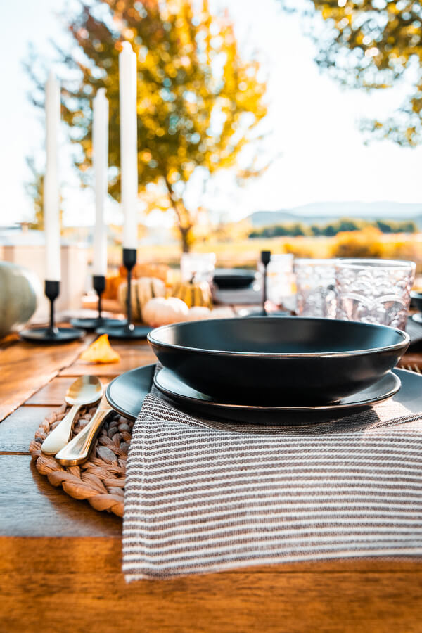 Simple outdoor fall table decor ideas to take your boring table to fabulous and it is so easy and affordable!  Check out these great ideas.