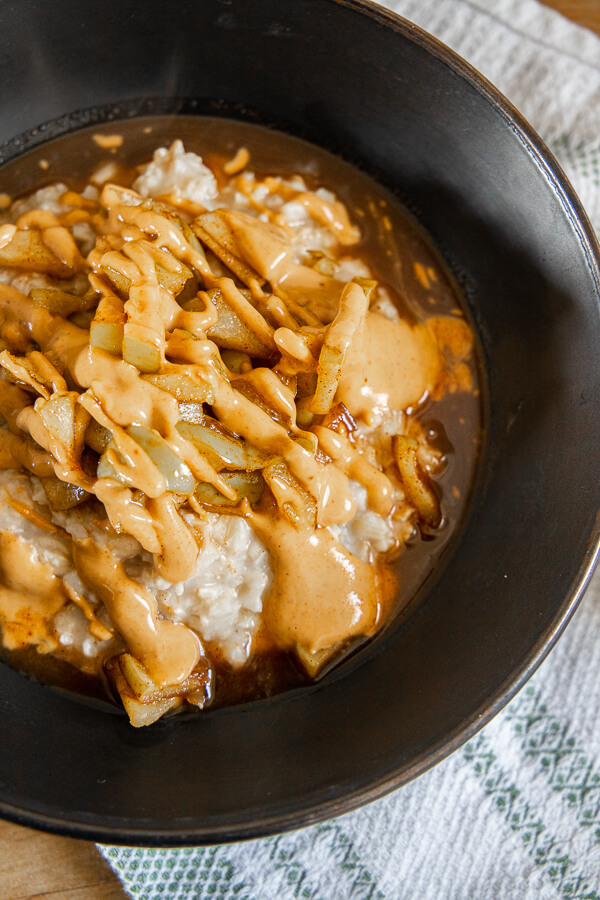 Make the most amazing homemade apple cinnamon oatmeal right now! Its so easy to make with simple healthy ingredients you can feel good about. This homemade apple and cinnamon oatmeal is so flavorful and good for you too! With only pure maple syrup as the sweetener, it has no refined sugar!
