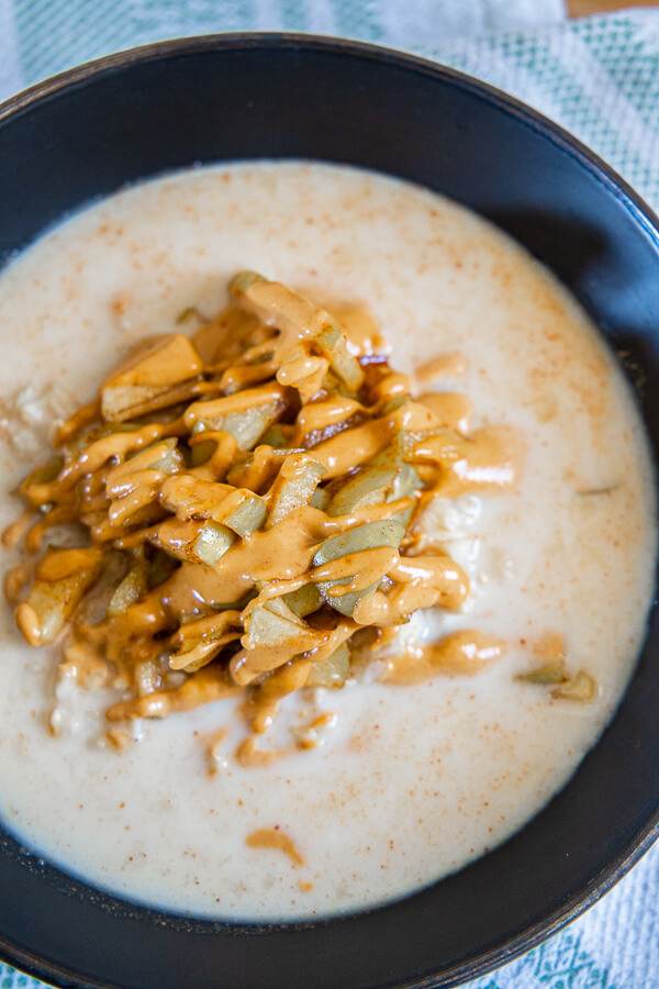 Make the most amazing homemade apple cinnamon oatmeal right now! Its so easy to make with simple healthy ingredients you can feel good about.