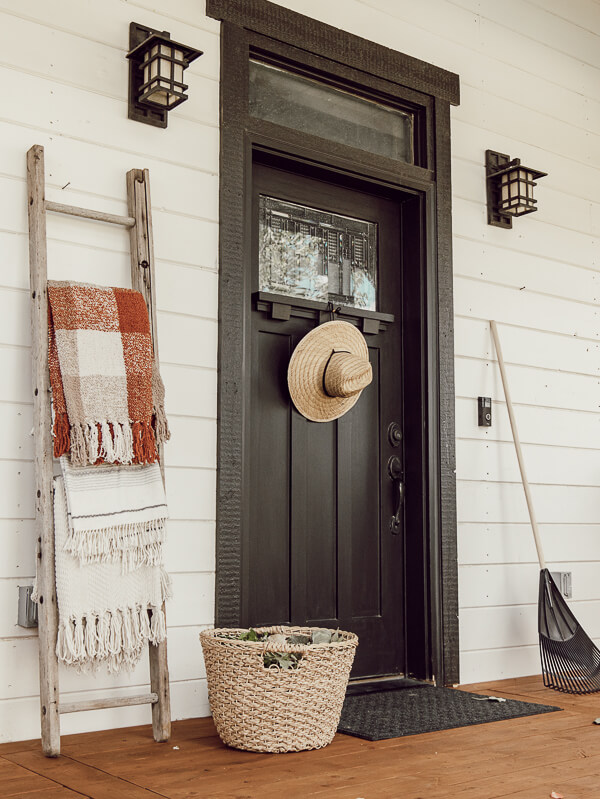 Simple fall front porch decor using items that will bring you from the summer to fall without spending a lot of money!