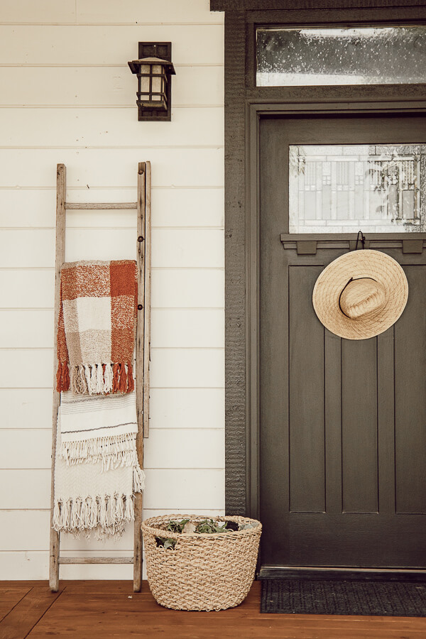 Minimal Fall Front Porch Decor That Is Simple and Elegant